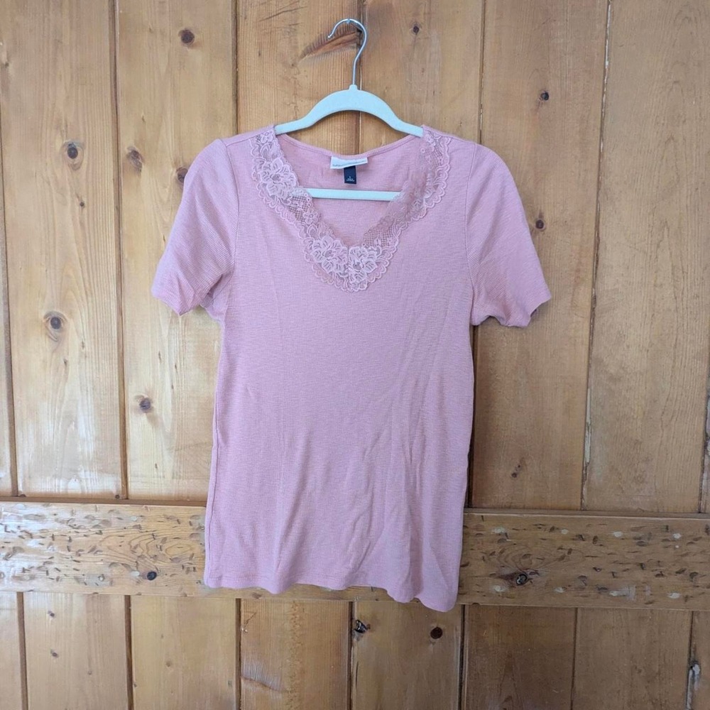Pink lace top with V-neckline and short sleeves. Size: L